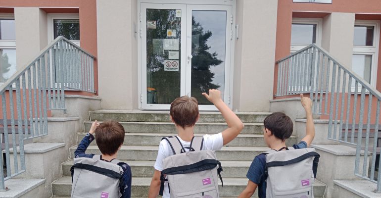 ADRA Zlín a společnost Česká spořitelna nám darovala školní batohy