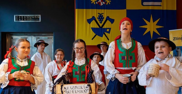 Děti ze souboru Lazovínek vystoupily s vánočním pásmem v Baťově mrakodrapu