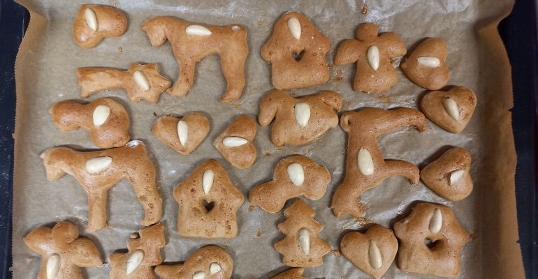 PEČENÍ MEDOVÝCH PERNÍČKŮ NA DD